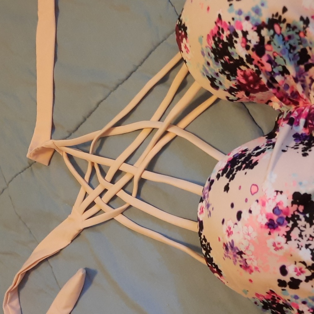 Bikini - Picture 3 of 4